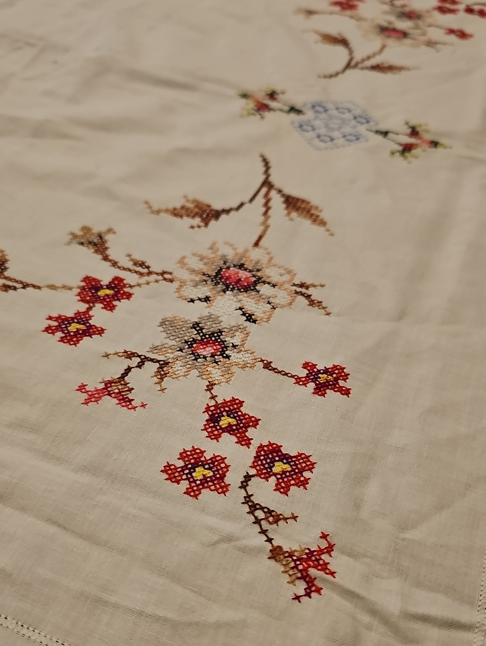 Embroidered Floral Linen Tablecloth Set in White with Multicolor Flowers